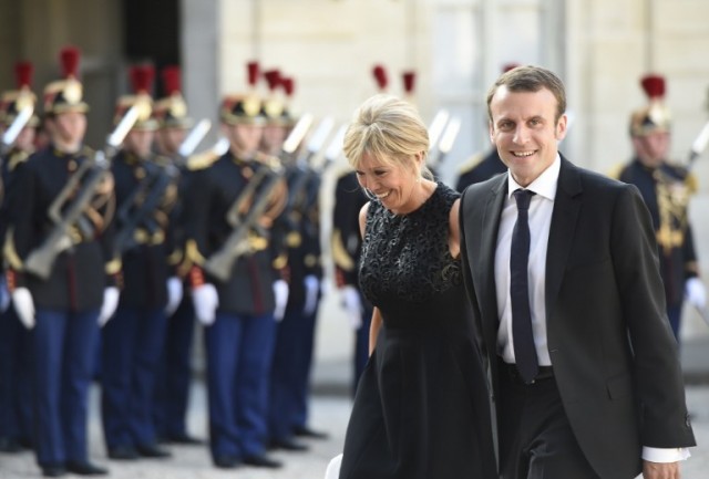 Chuyện tình của ứng viên Tổng thống Pháp 39 tuổi với người vợ tròn 63 xuân xanh - Ảnh 3.