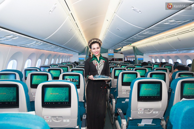 Hành khách thích thú khi tiếp viên Vietnam Airlines trình diễn áo dài trên chuyến bay hòa bình vào ngày 30/4 - Ảnh 4.