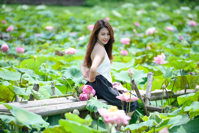 Thiếu nữ L&agrave;o khoe d&aacute;ng ngọc b&ecirc;n sen đầu hạ - Ảnh 3.