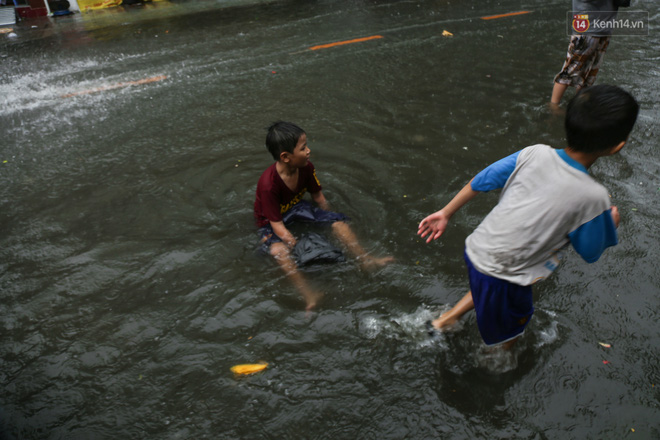 Trẻ em bơi giữa đường phố Sài Gòn sau cơn mưa lớn - Ảnh 3.