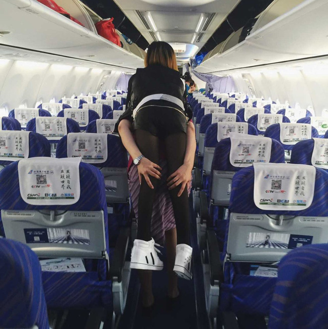 Nữ tiếp viên hàng không gây xúc động mạnh khi tận tụy cõng hành khách khuyết tật xuống máy bay - Ảnh 3.