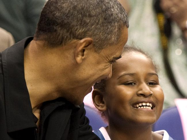 Con gái út nhà cựu Tổng thống Obama xinh đẹp bên cha mẹ nhân dịp sinh nhật tuổi 16 - Ảnh 3.