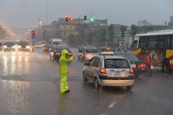 Mưa lớn trút xuống vào giờ tan tầm, ô tô xếp hàng dài trên đường phố Hà Nội - Ảnh 4.