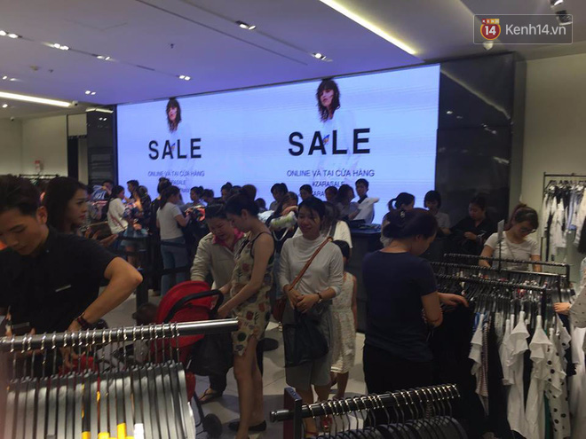 Store Zara ở Sài Gòn chật cứng người mua sắm trong ngày sale đầu tiên - Ảnh 4.