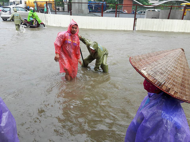 Hà Nội: Nơi mưa ngập trắng băng, dân thi nhau bắt cá, nơi chỉ đủ ướt đường - Ảnh 14.