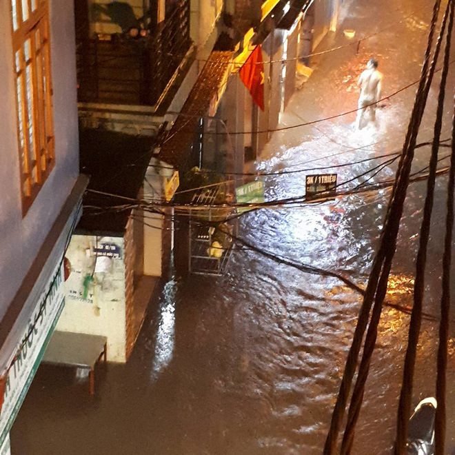 Mưa cực lớn, đường phố Hà Nội ngập úng nghiêm trọng lúc nửa đêm - Ảnh 15.