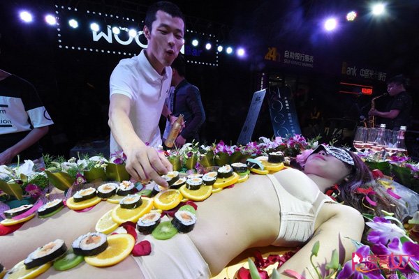 Mẫu nude tiệc sushi kể về nỗi tủi hổ, chua chát nhất cuộc đời - Ảnh 1.