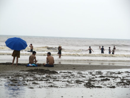 Thanh Hóa: Du khách vẫn thản nhiên tắm biển dù bão cận kề - Ảnh 3.