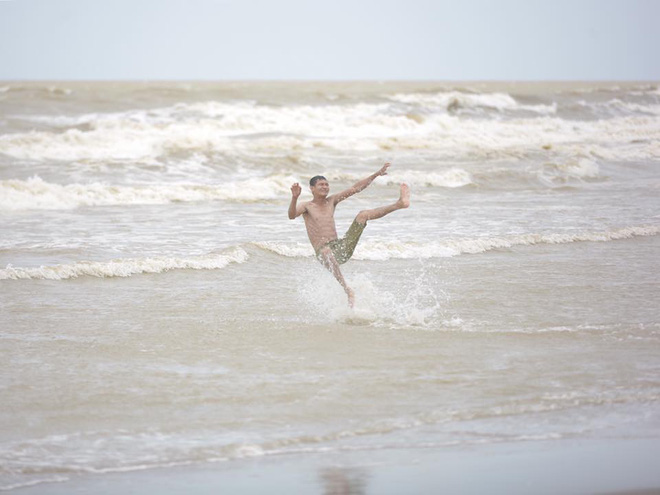 Chùm ảnh: Bất chấp sóng to gió lớn sau bão số 2, nhiều gia đình vẫn đưa trẻ em ra tắm biển Cửa Lò - Ảnh 3.