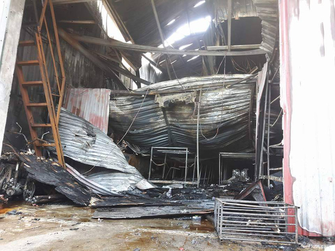 Hà Nội: Cháy lớn tại xưởng làm bánh cạnh quốc lộ 32, đã có thương vong do nạn nhân mắc kẹt bên trong - Ảnh 9.