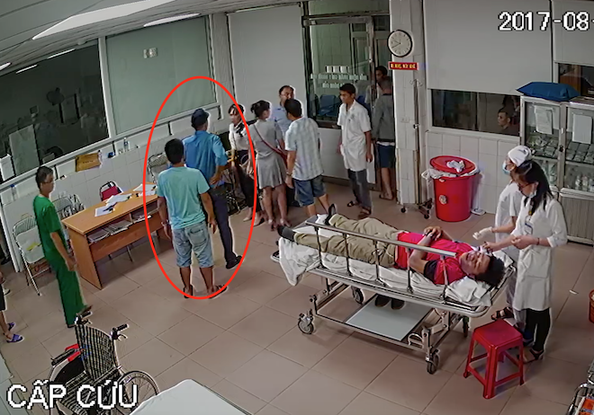 Vụ đánh nữ bác sỹ: Bảo vệ chỉ đứng nhìn, thờ ơ khiến dư luận bức xúc - Ảnh 3. Vụ đánh nữ bác sỹ: Bảo vệ chỉ đứng nhìn, thờ ơ khiến dư luận bức xúc - Ảnh 3.