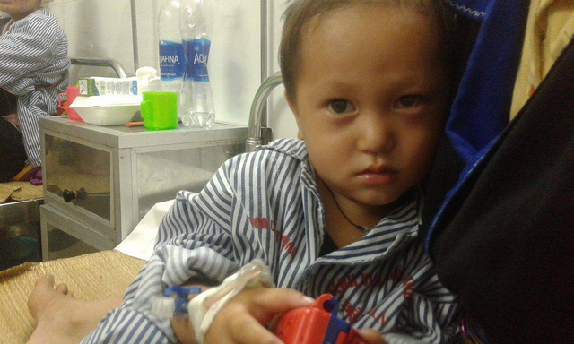 Nhói lòng hình ảnh cậu bé 3 tuổi người Mông vừa bị lũ cuốn mất nhà lại có nguy cơ mù mắt - Ảnh 3.