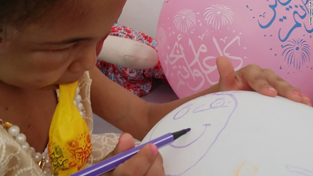 Hình ảnh cô bé 5 tuổi khiến cả thế giới phải sững sờ trước thảm hoạ nhân đạo tại quê hương Yemen - Ảnh 3.