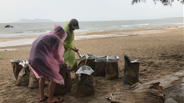 Chùm ảnh: Bão số 10 bắt đầu gây mưa, đồng loạt các tỉnh khẩn trương phòng hộ - Ảnh 3.