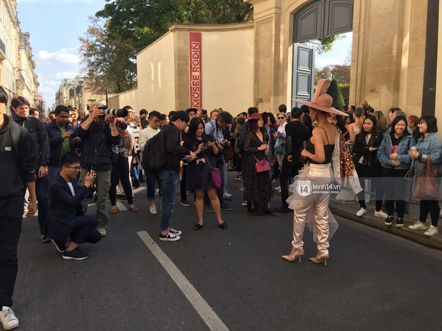 Vừa đấu khẩu chán chê với Tâm Tít xong, Maya đã mặc cực dị xuất hiện tại Paris Fashion Week - Ảnh 3.