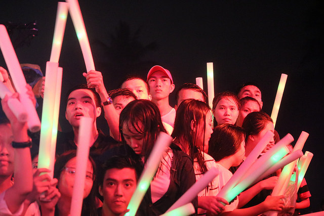 Sơn Tùng - Tóc Tiên đội mưa lớn, hào hứng nhảy cùng hàng ngàn khán giả - Ảnh 5.