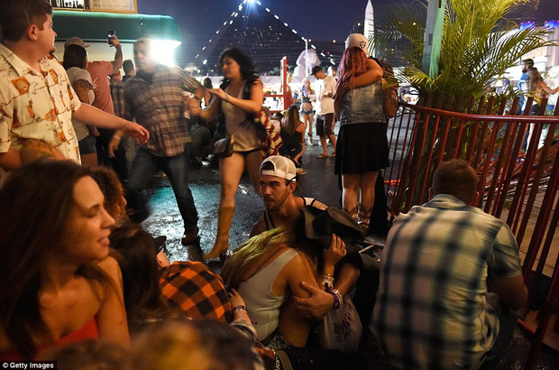 Đám đông la hét, hoảng sợ và giẫm đạp lên nhau trong hiện trường vụ xả súng lễ hội âm nhạc Las Vegas - Ảnh 3.