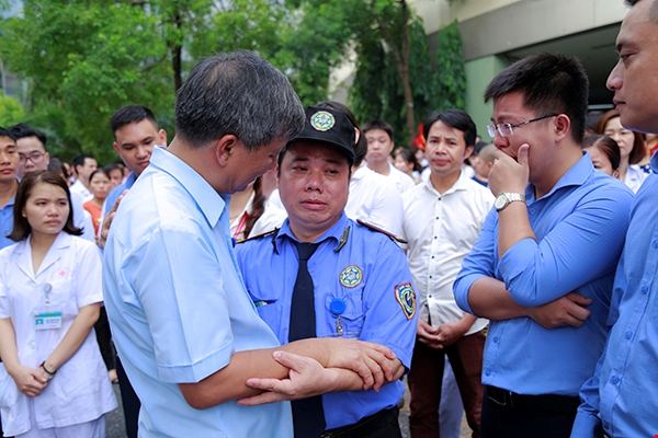 Chuyện xúc động nhất hôm nay: Viện trưởng Viện Huyết học nghỉ hưu, hàng trăm y bác sĩ, bệnh nhân xếp hàng dài chia tay - Ảnh 4.