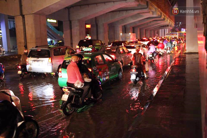 Hà Nội: Tắc đường kinh hoàng giờ tan tầm sau mưa lớn, di chuyển 3km cũng mất tới 1 tiếng đồng hồ! - Ảnh 3.