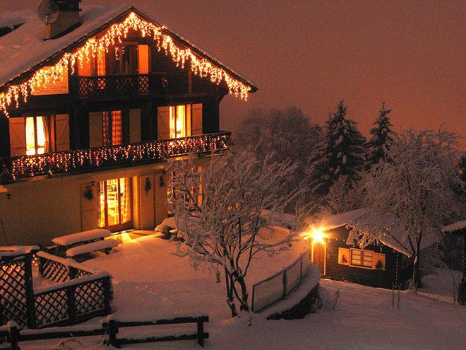 Những ngôi nhà trang hoàng lộng lẫy đón Noel đẹp đến mê mẩn giữa tuyết trắng - Ảnh 3.