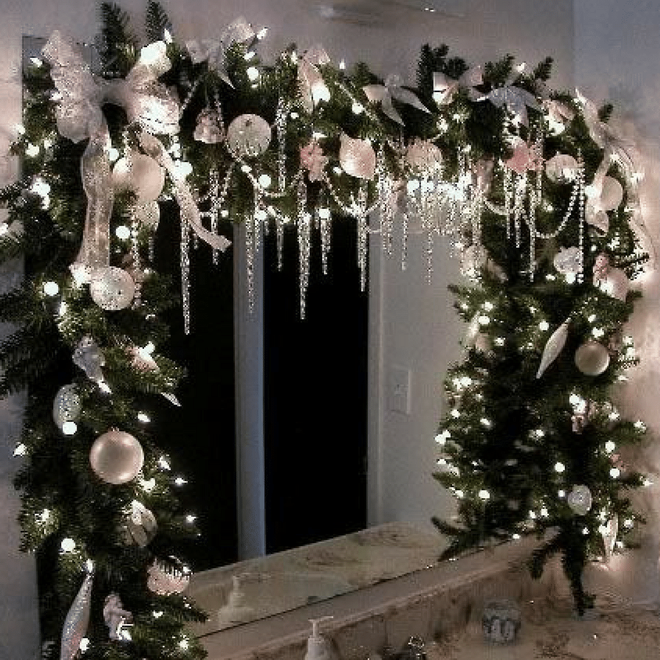 Cây Giáng sinh dán cửa sổ là một cách trang trí độc đáo và lạ mắt cho ngôi nhà của bạn. Sản phẩm này giúp tạo cảm giác lễ hội ngay từ bên ngoài và mang tới nhiều phút giây vui tươi cho mọi người khi ghé thăm bạn trong dịp Giáng sinh. Hãy cùng chiêm ngưỡng hình ảnh để tích lũy thêm nhiều ý tưởng mới lạ để trang trí cho ngôi nhà của mình thêm phần ấn tượng.