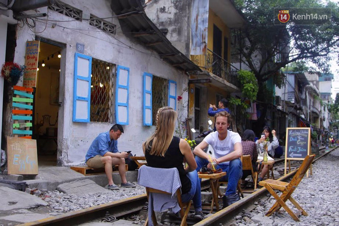Lạ lùng nhiều vị khách cả Tây lẫn Ta vô tư ngồi giữa đường tàu ở Hà Nội để uống cà phê, chụp ảnh kỉ niệm - Ảnh 3.