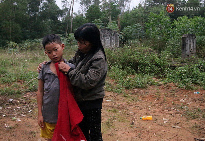 Bé trai 9 tuổi một mình sống giữa mộ bia ở Quảng Trị hơn 700 đêm: Cuối cùng mẹ đã về rồi, chỉ mong mẹ không bỏ em đi nữa - Ảnh 3.