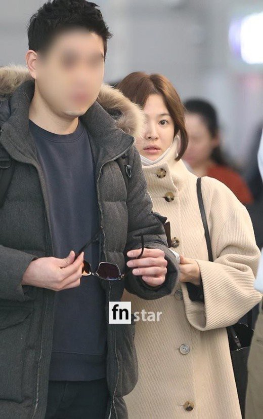 Song Hye Kyo tự tin để mặt mộc, xuất hiện một mình tại sân bay - Ảnh 3.