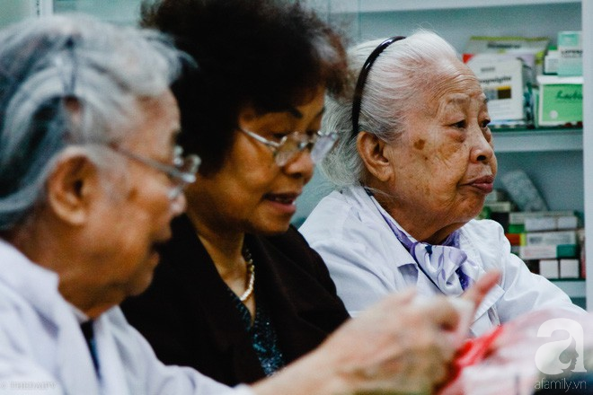 Chuyện ấm lòng ngày rét kỷ lục: Nữ bác sĩ tóc trắng bền bỉ 15 năm mở phòng khám miễn phí cho người Hà Nội - Ảnh 4.