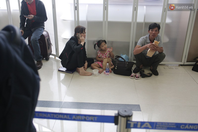 Chùm ảnh: Cận Tết, biển người vật vã hàng tiếng đồng hồ chờ check in ở sân bay Tân Sơn Nhất - Ảnh 21.