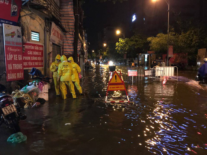 Mưa lớn trút xuống vào giờ tan tầm, ô tô xếp hàng dài trên đường phố Hà Nội - Ảnh 22.