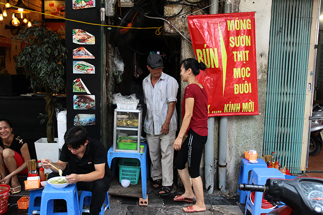 Cảnh sinh hoạt khó tin ở những con ngõ không bao giờ thấy mặt trời - Ảnh 7. Cảnh sinh hoạt khó tin ở những con ngõ không bao giờ thấy mặt trời - Ảnh 7.