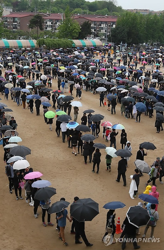 Loạt hình ám ảnh trong thảm kịch chìm phà Sewol cướp đi sinh mạng của gần 300 học sinh ở Hàn Quốc 3 năm trước - Ảnh 22. Loạt hình ám ảnh trong thảm kịch chìm phà Sewol cướp đi sinh mạng của gần 300 học sinh ở Hàn Quốc 3 năm trước - Ảnh 22.