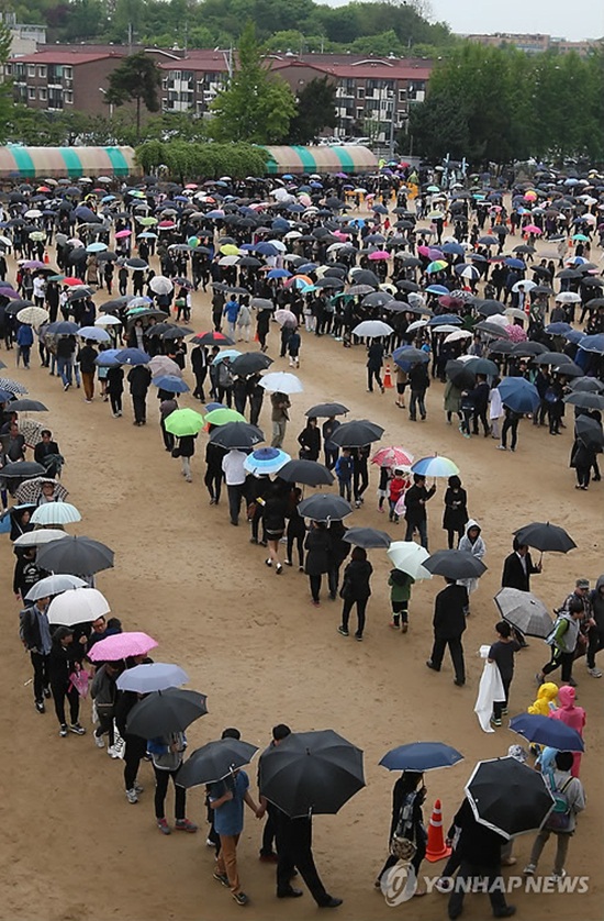 Loạt hình ám ảnh trong thảm kịch chìm phà Sewol cướp đi sinh mạng của gần 300 học sinh ở Hàn Quốc 3 năm trước - Ảnh 22.