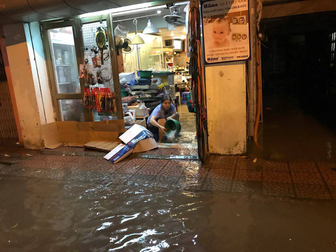 Mưa lớn trút xuống vào giờ tan tầm, ô tô xếp hàng dài trên đường phố Hà Nội - Ảnh 23.