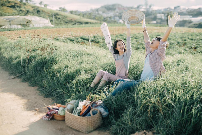 Chỉ cần yêu nhau thật nhiều thì ảnh cưới chụp ở... vườn rau cũng khiến người ta xuýt xoa - Ảnh 23.