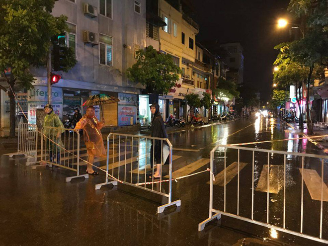 Mưa lớn trút xuống vào giờ tan tầm, ô tô xếp hàng dài trên đường phố Hà Nội - Ảnh 24.