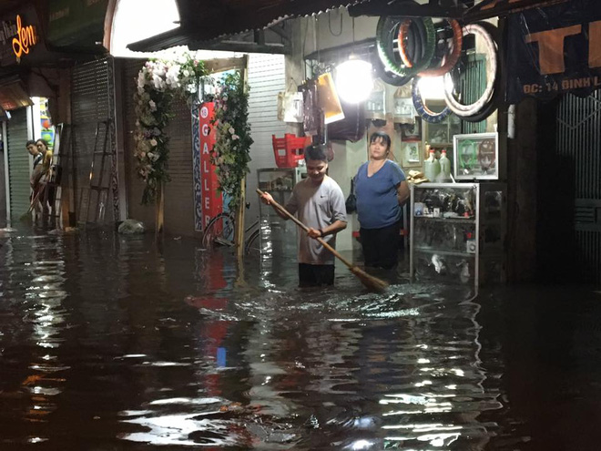 Mưa lớn trút xuống vào giờ tan tầm, ô tô xếp hàng dài trên đường phố Hà Nội - Ảnh 26.