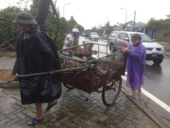 Nhìn lại sức tàn phá khủng khiếp của bão số 10 khi đổ bộ miền Trung - Ảnh 11. Nhìn lại sức tàn phá khủng khiếp của bão số 10 khi đổ bộ miền Trung - Ảnh 11.
