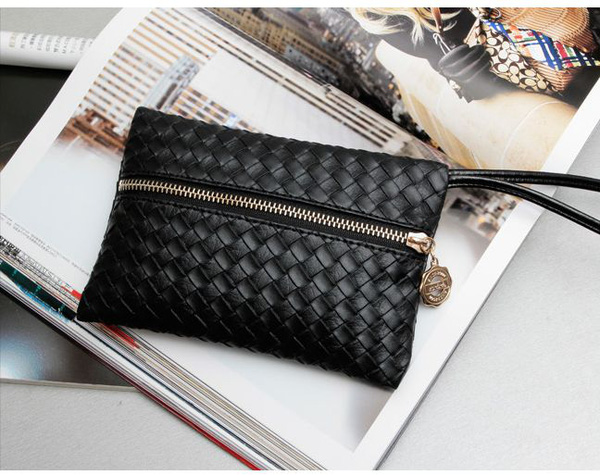 Đeo túi xách to nặng nhàm quá rồi, giờ muốn làm quý cô thời thượng thì phải cầm clutch đi làm mới chuẩn - Ảnh 22.