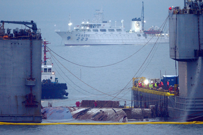 Loạt hình ám ảnh trong thảm kịch chìm phà Sewol cướp đi sinh mạng của gần 300 học sinh ở Hàn Quốc 3 năm trước - Ảnh 30.