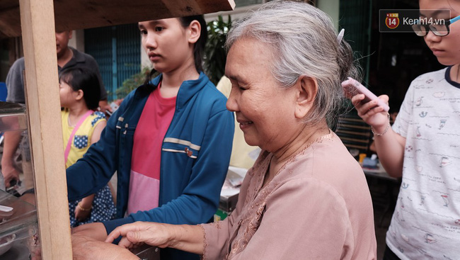 Bạn trẻ Sài Gòn rủ nhau ủng hộ cụ bà 70 tuổi bán kem nuôi chồng bệnh và cháu ăn học - Ảnh 4.