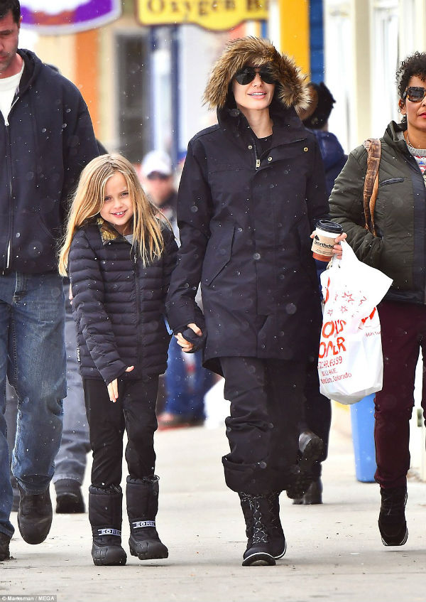 6 nhóc tỳ nhà Angelina Jolie khoái chí đi trượt tuyết cùng mẹ - Ảnh 5.