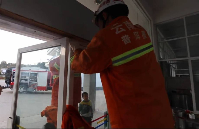 Trung Quốc: Mải đùa nghịch, bé gái 13 tuổi kẹt cứng đầu vào giữa cánh cửa kính - Ảnh 4.