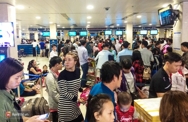 Chùm ảnh: Cận Tết, biển người vật vã hàng tiếng đồng hồ chờ check in ở sân bay Tân Sơn Nhất - Ảnh 4.