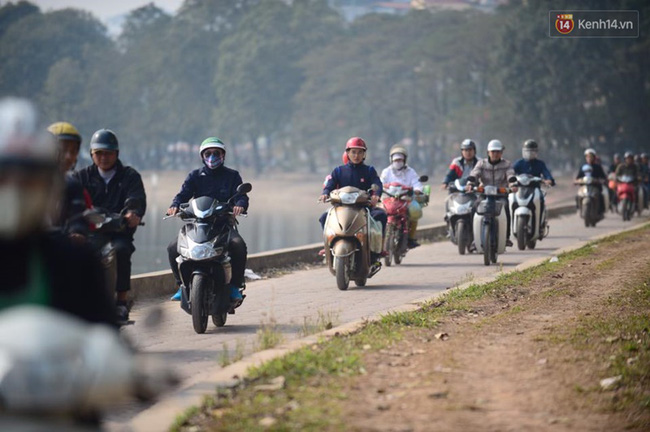 Chùm ảnh: Chiều 28 Tết, người dân lỉnh kỉnh đồ đạc về quê, nhiều tuyến đường ở Hà Nội ùn tắc - Ảnh 4.