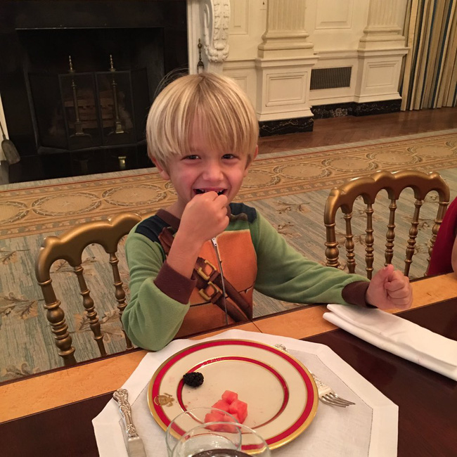 Đối với cậu cháu trai 10 tháng tuổi, việc ông ngoại Donald Trump trở thành Tổng thống cũng khiến cậu bé hạnh phúc nhường này - Ảnh 4.