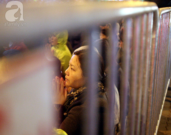 Hà Nội: Hàng vạn người ngồi dưới đường để tham dự lễ Cầu an chùa Phúc Khánh - Ảnh 4.