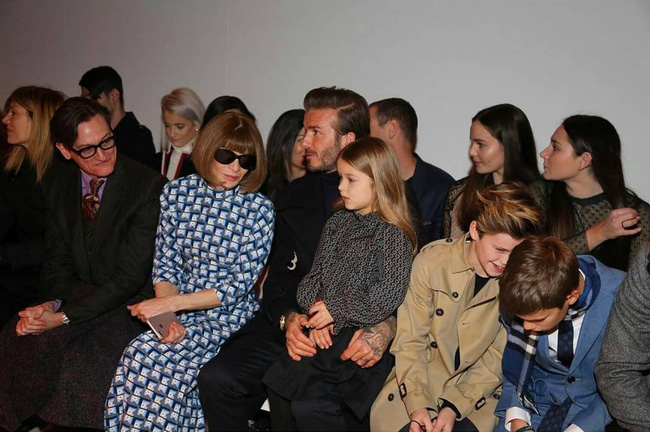 Beckham cùng các con nổi bật trên hàng ghế đầu show của Vic, xứng danh gia đình sành điệu nhất Hollywood - Ảnh 4.