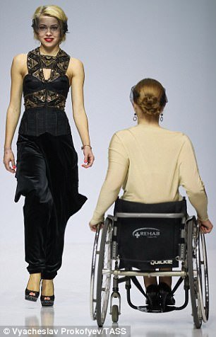 Chùm ảnh lung linh về người mẫu khuyết tật trên sàn catwalk - Ảnh 4.